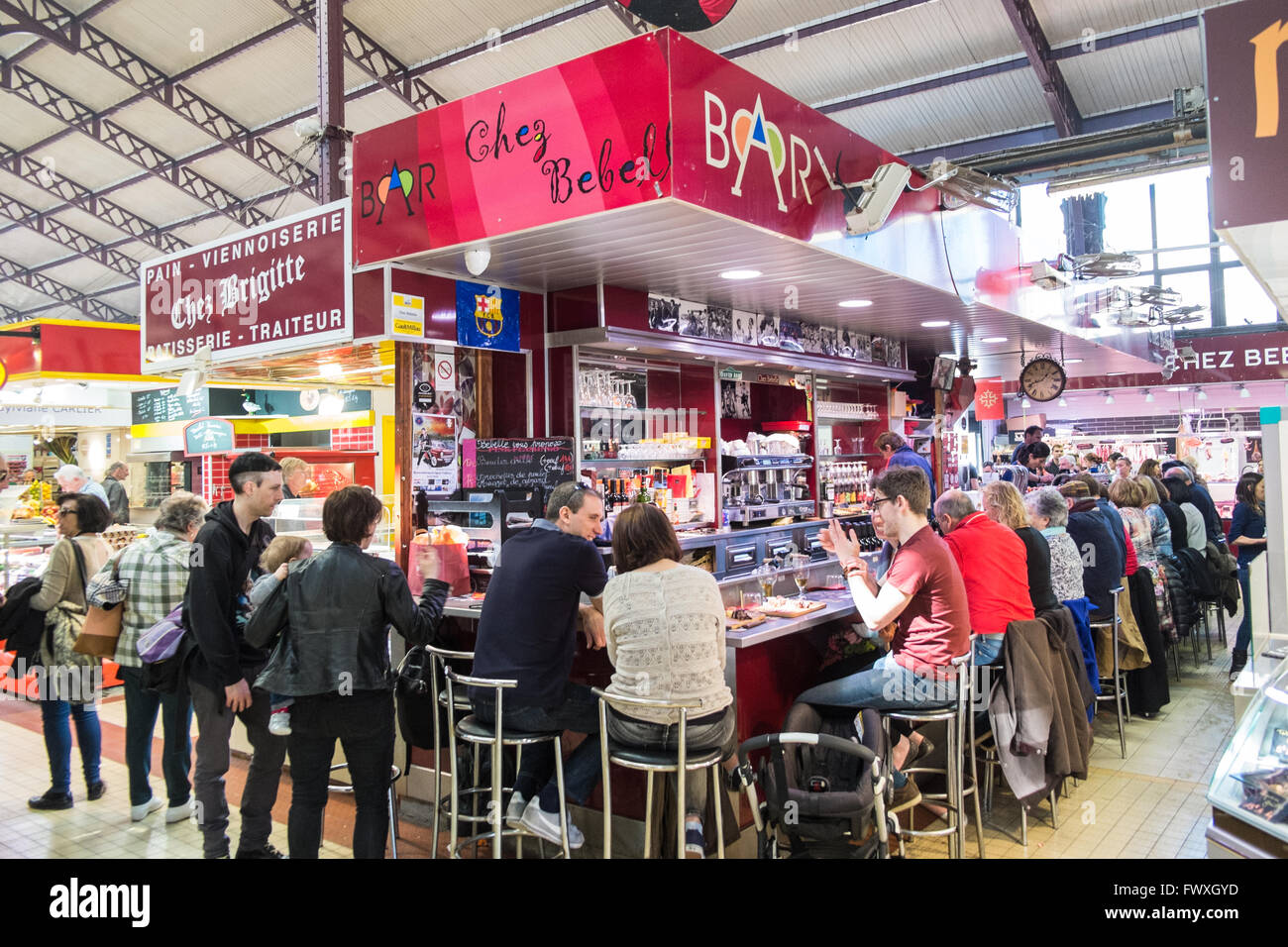 L'heure du déjeuner chez Bebelle Stall,Restaurant, à Narbonne Narbonne,Marché,Marche,Aude,sud de la France,France,Europe. Banque D'Images