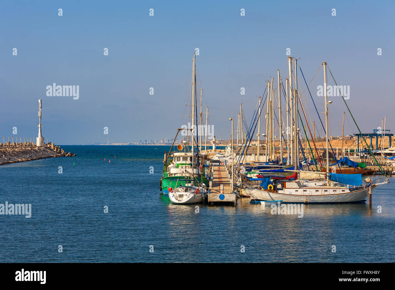 Yachts sur marina à Ashqelon - ville côtière sur la Méditerranée en Israël. Banque D'Images