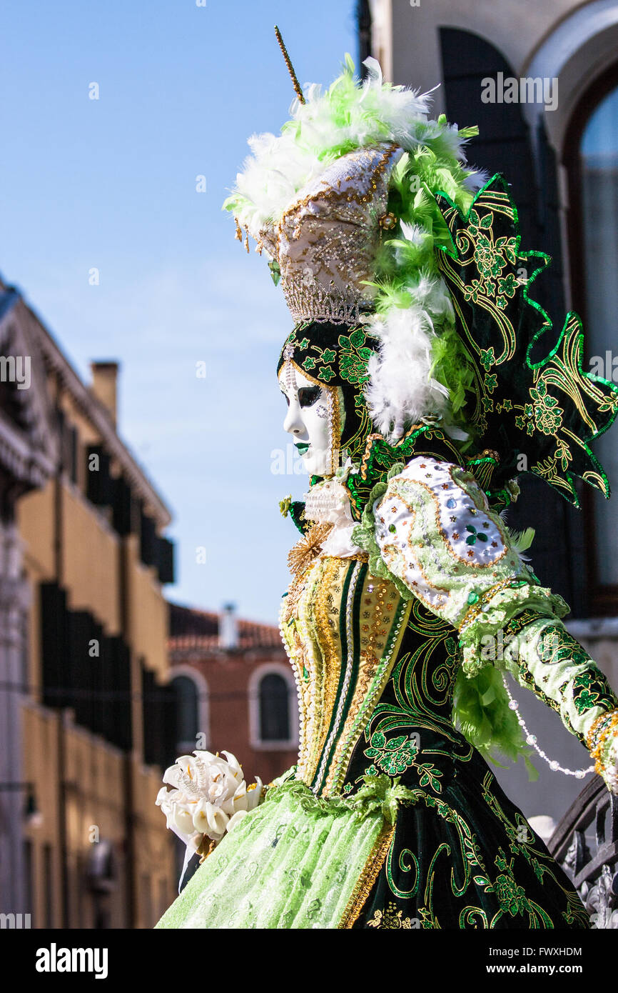 Belle femme posant masque pendant le Carnaval de Venise. Banque D'Images