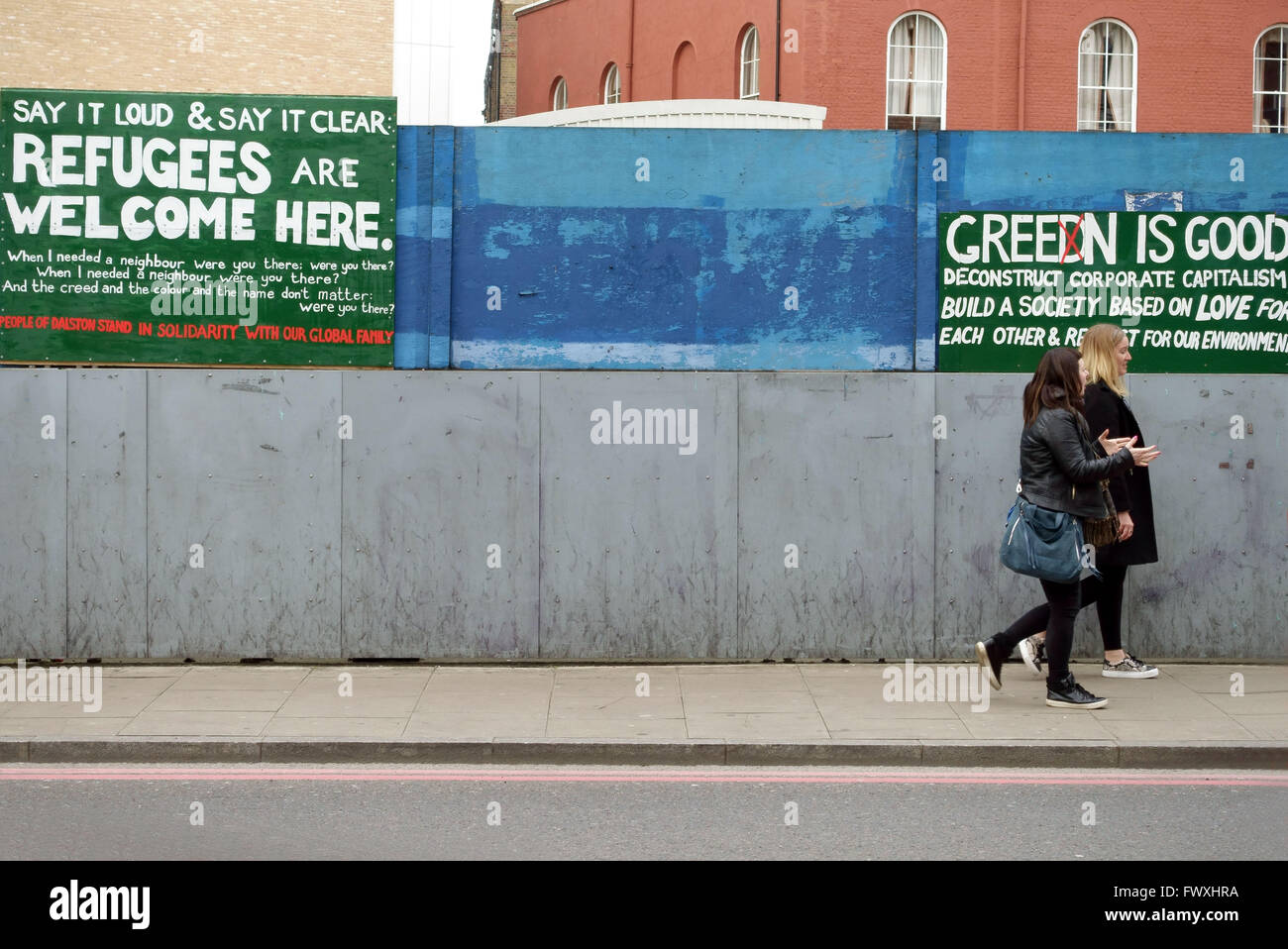 Pro-réfugiés et anti-capitalisme signes dans Dalston, Londres Banque D'Images