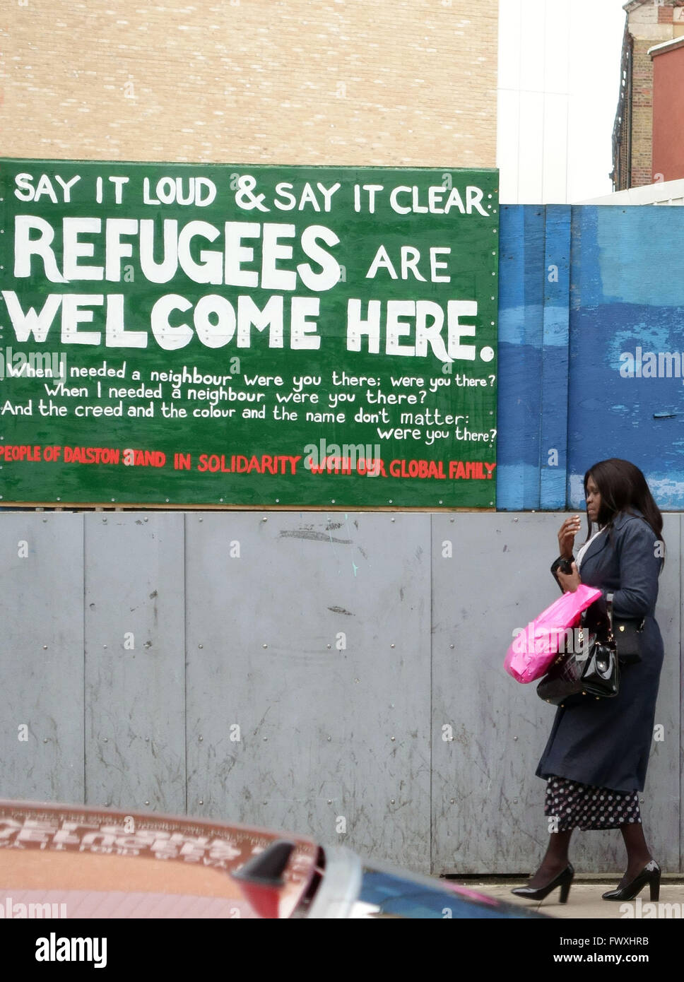 Pro-réfugiés et anti-capitalisme signes dans Dalston, Londres Banque D'Images