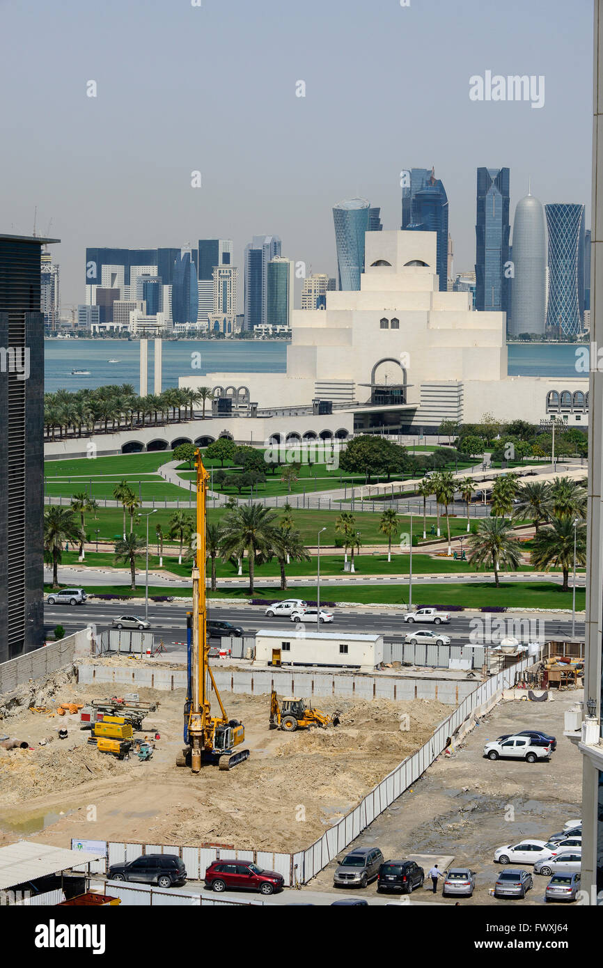 QATAR, Doha, musée d'art islamique en face de gratte-ciel dans la baie East / KATAR, Doha, Museum für islamische Kunst vor der Eastbay Wolkenkratzern Banque D'Images