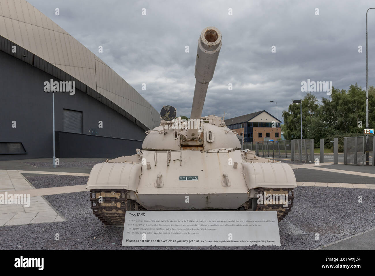 Char T-55 sur l'affichage à l'extérieur de l'Imperial War Museum North près de Manchester, Royaume-Uni Banque D'Images