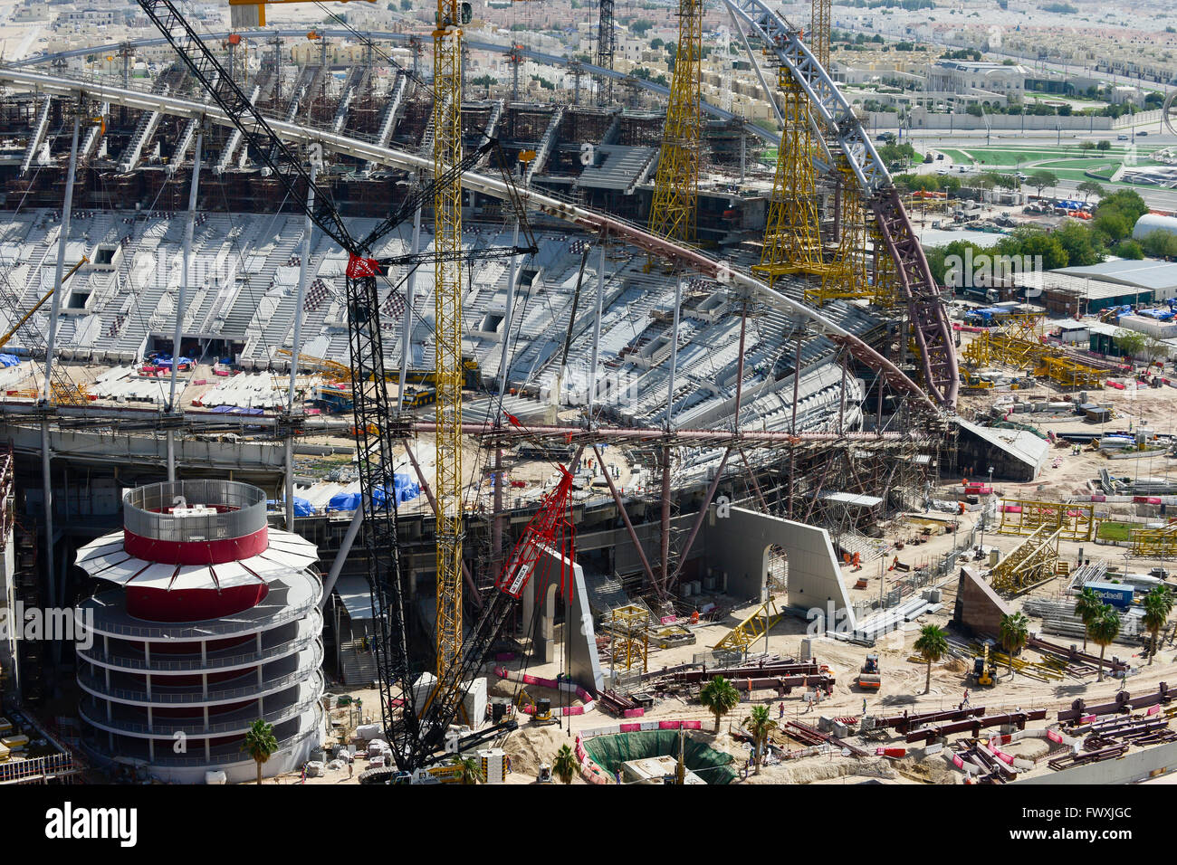 QATAR, Doha, chantier de Khalifa International Stadium pour FIFA World Cup 2022, construit par l'entrepreneur midmac et Sixt contrat / KATAR, Doha, Baustelle Khalifa International Stadium fuer die FIFA 2022 Fussballweltmeisterschaft Banque D'Images