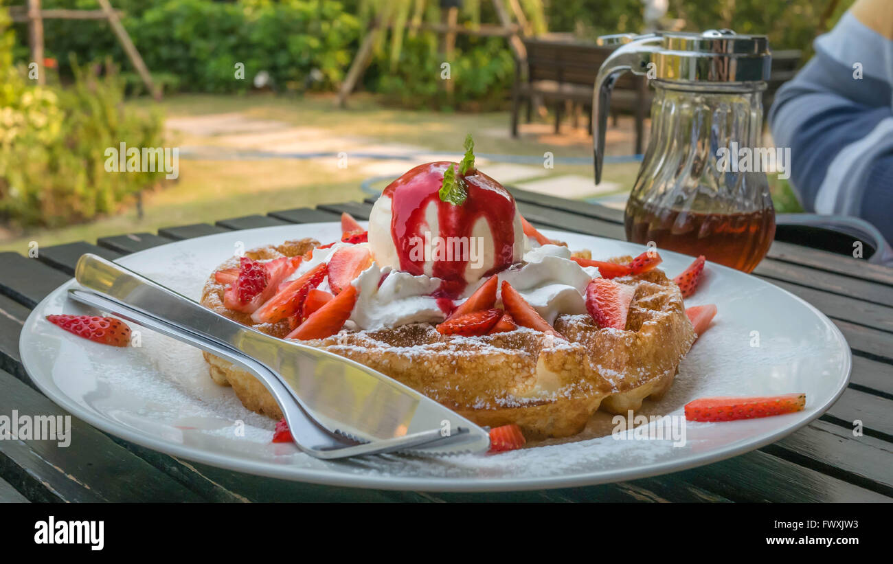 Gaufres aux fraises fraîches et la crème glacée on white plate Banque D'Images