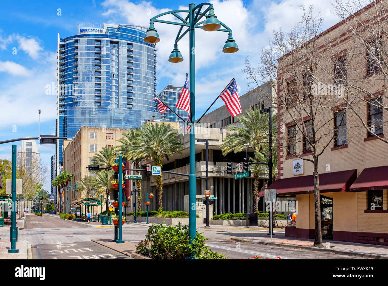 Boulevard central à la jonction avec Magnolia Avenue, Downtown Orlando, Floride, Etats-Unis en vue du quartier d'affaires. Banque D'Images