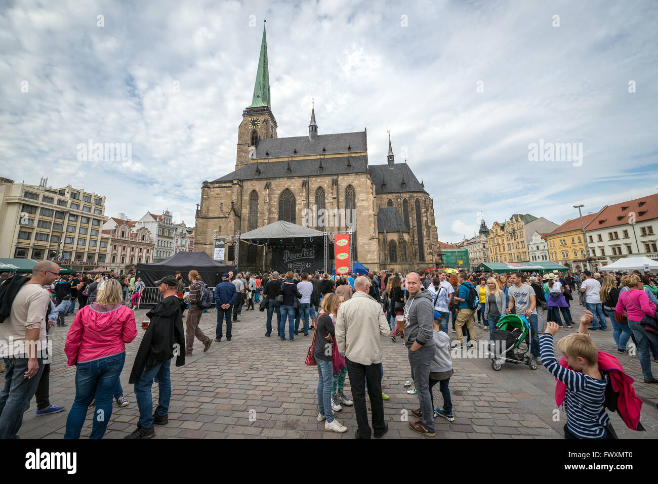 Pilsen Fest 2015 sur carré de la ville de Pilsen, République Tchèque. Cathédrale Saint Barthélemy sur l'arrière-plan Banque D'Images