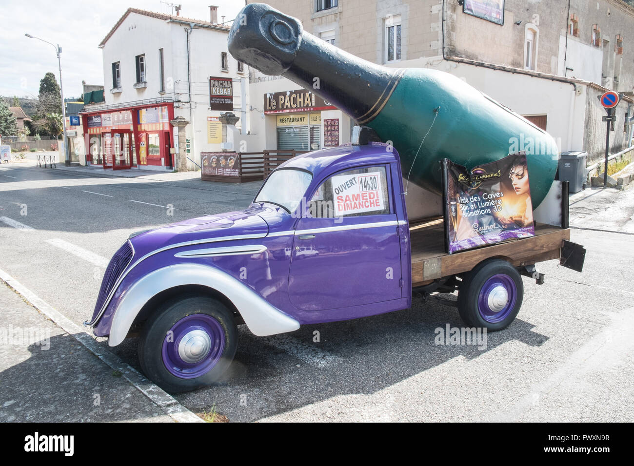 https://c8.alamy.com/compfr/fwxn9r/bouteille-de-vin-champagne-sur-une-voiture-ancienne-publicite-evenements-vin-du-vehicule-au-centre-de-limoux-aude-sud-de-la-france-france-europe-fwxn9r.jpg