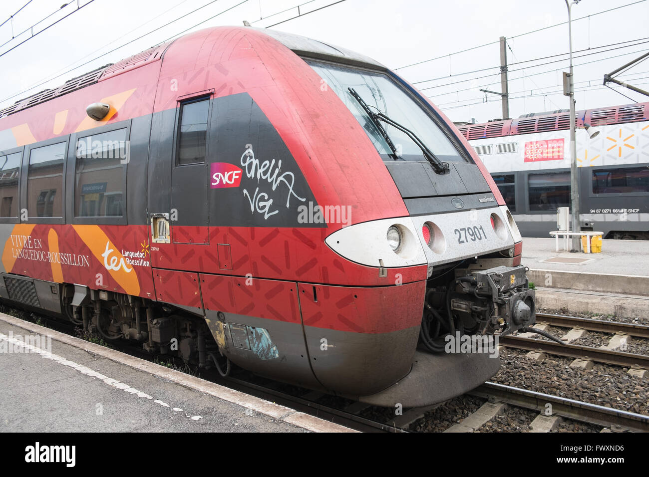 TER (Transports Express Régionaux) train à la gare de Narbonne, Aude, sud de la France. Banque D'Images