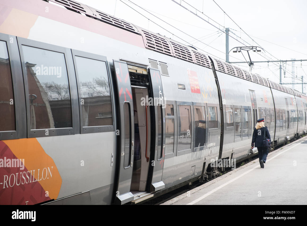 TER (Transports Express Régionaux) train à la gare de Narbonne, Aude, sud de la France. Banque D'Images