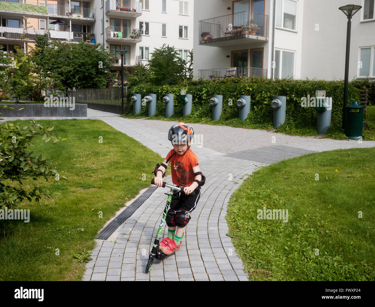 La Suède, Sodermanland, Hammarby Sjostad, Boy (4-5) à cheval sur un scooter Banque D'Images