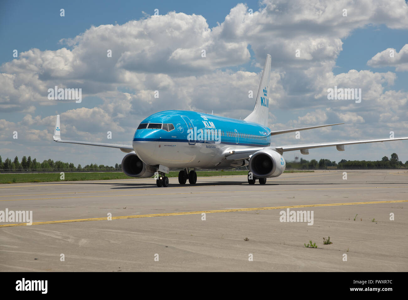 Ukraine BORISPOL, - 5 juillet, 2014 : KLM Boeing 737 roulait vers le terminal après l'atterrissage Banque D'Images