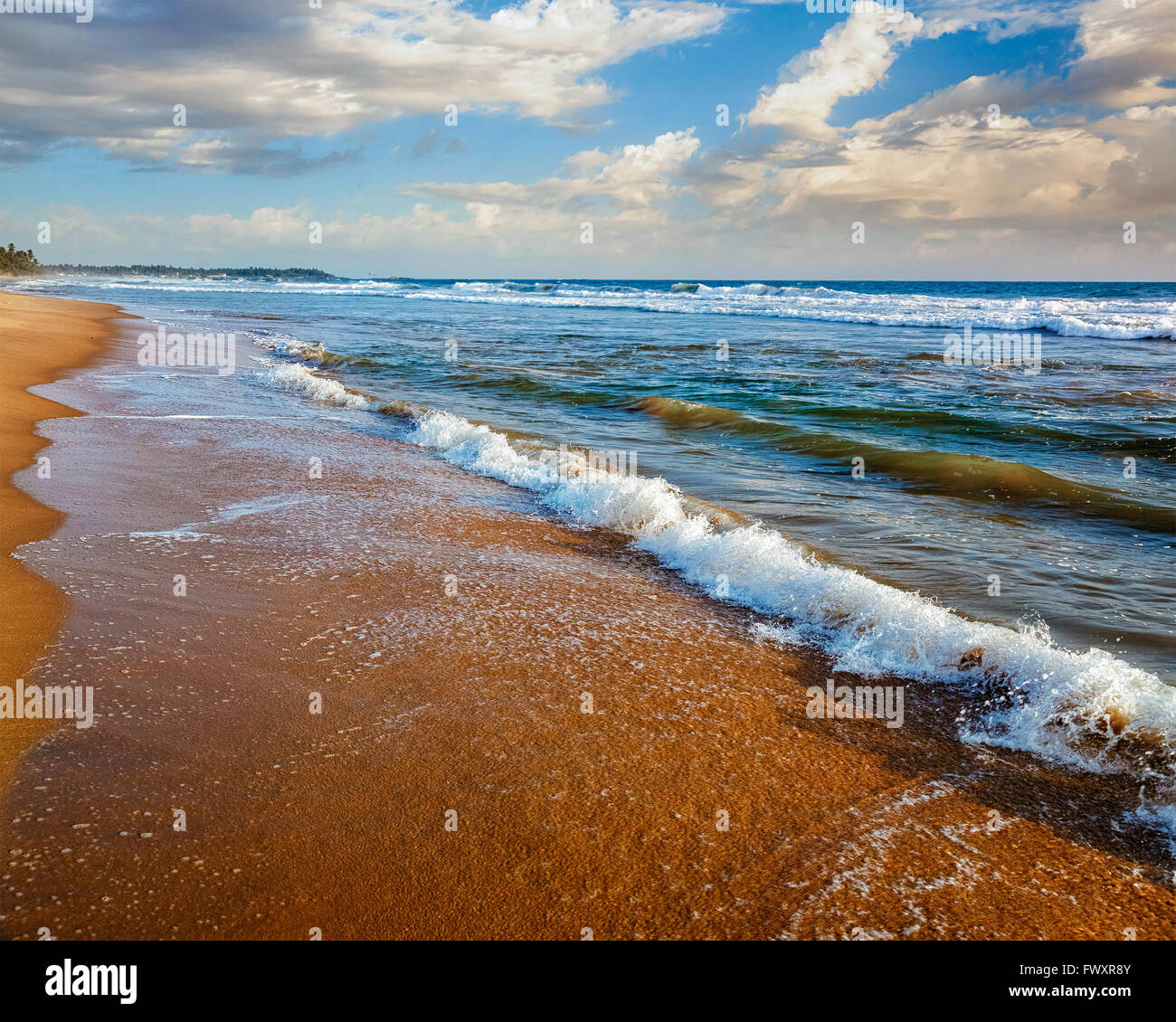 La flambée des vagues sur le sable Banque D'Images