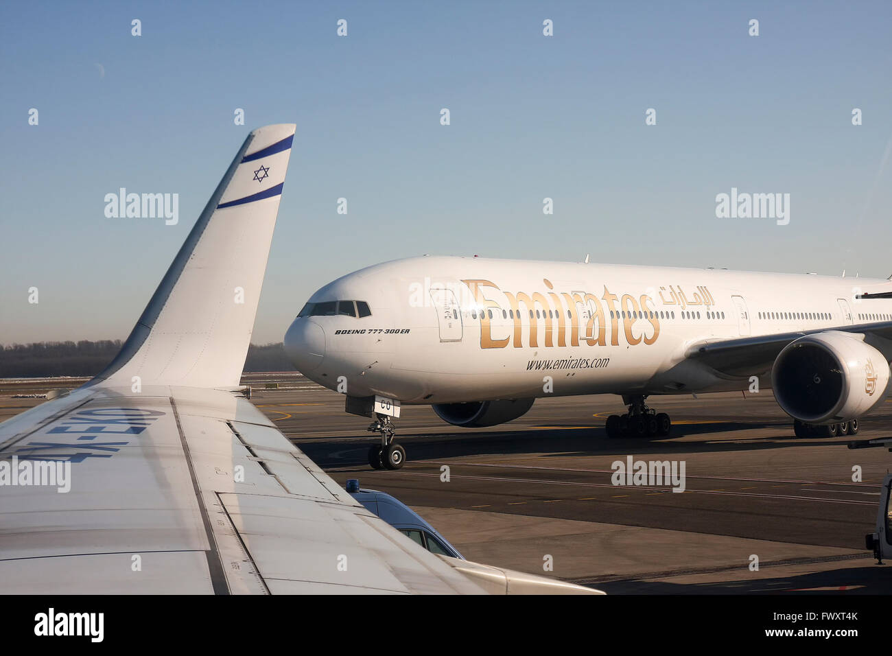 Emirates Airlines, Boeing 777-300 comme vu à partir d'un avion d'El Al Israël. à l'aéroport de Linate, Milan, Italie Banque D'Images