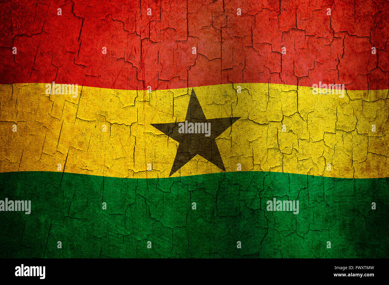 Ghana drapeau sur un vieux mur fissuré Banque D'Images