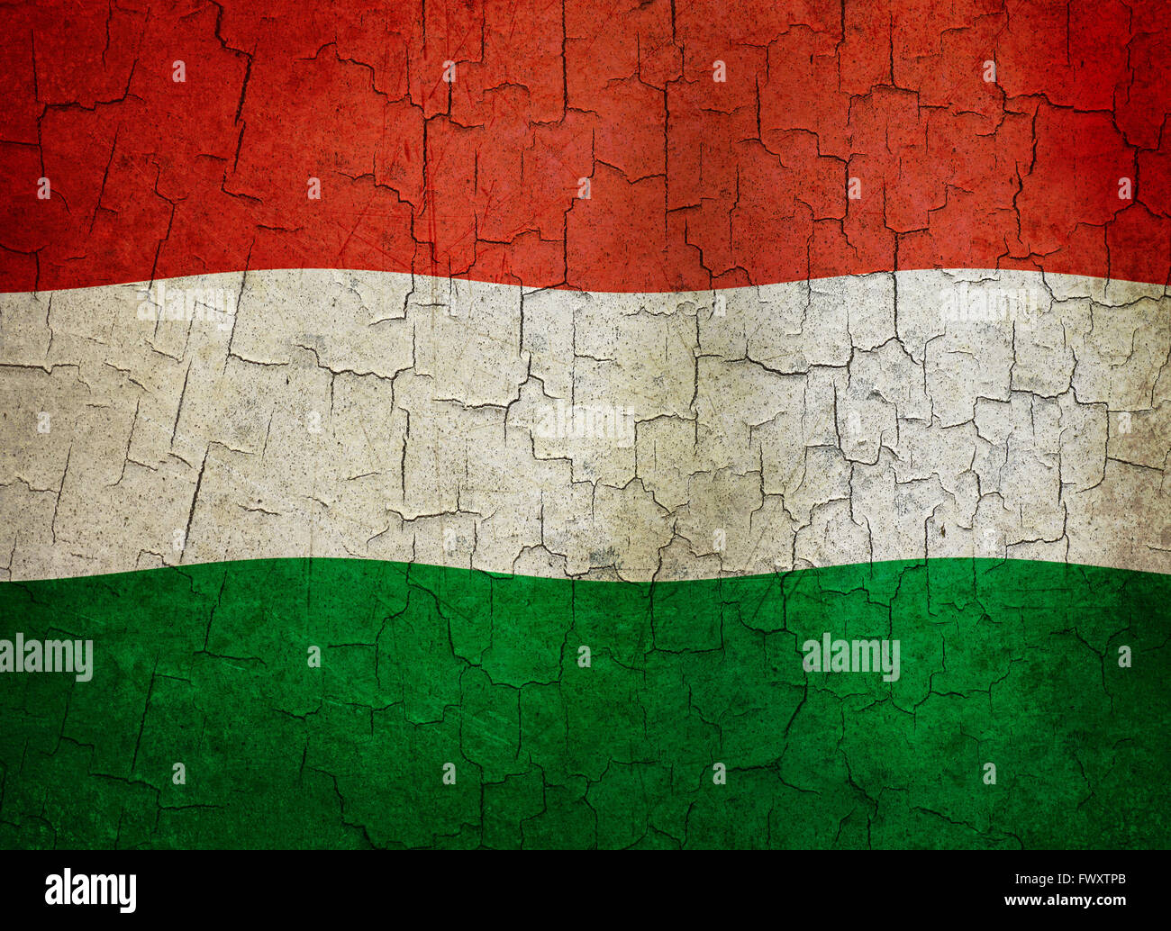 Hongrie drapeau sur un vieux mur fissuré Banque D'Images