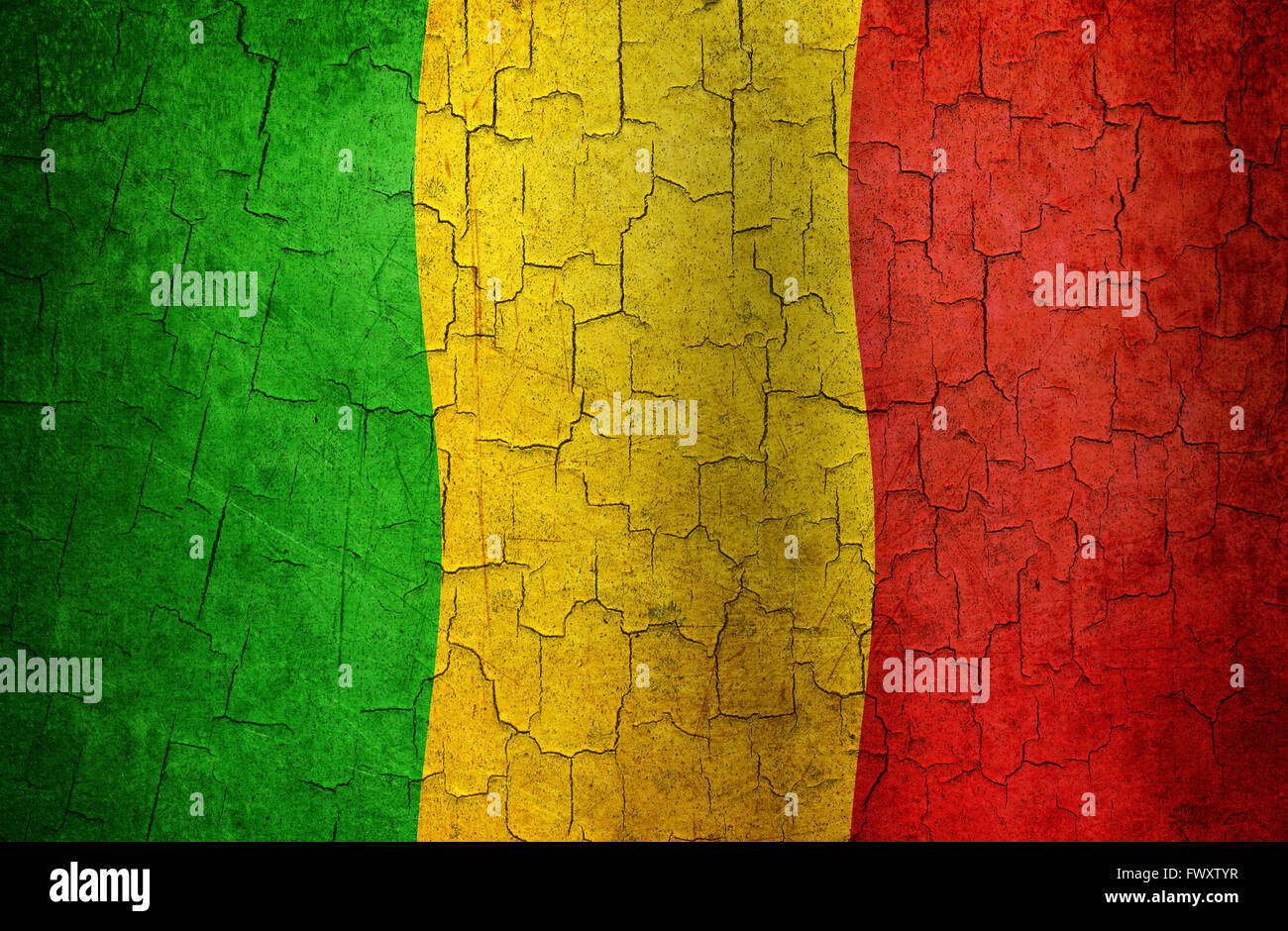 Mali drapeau sur un vieux mur fissuré Banque D'Images