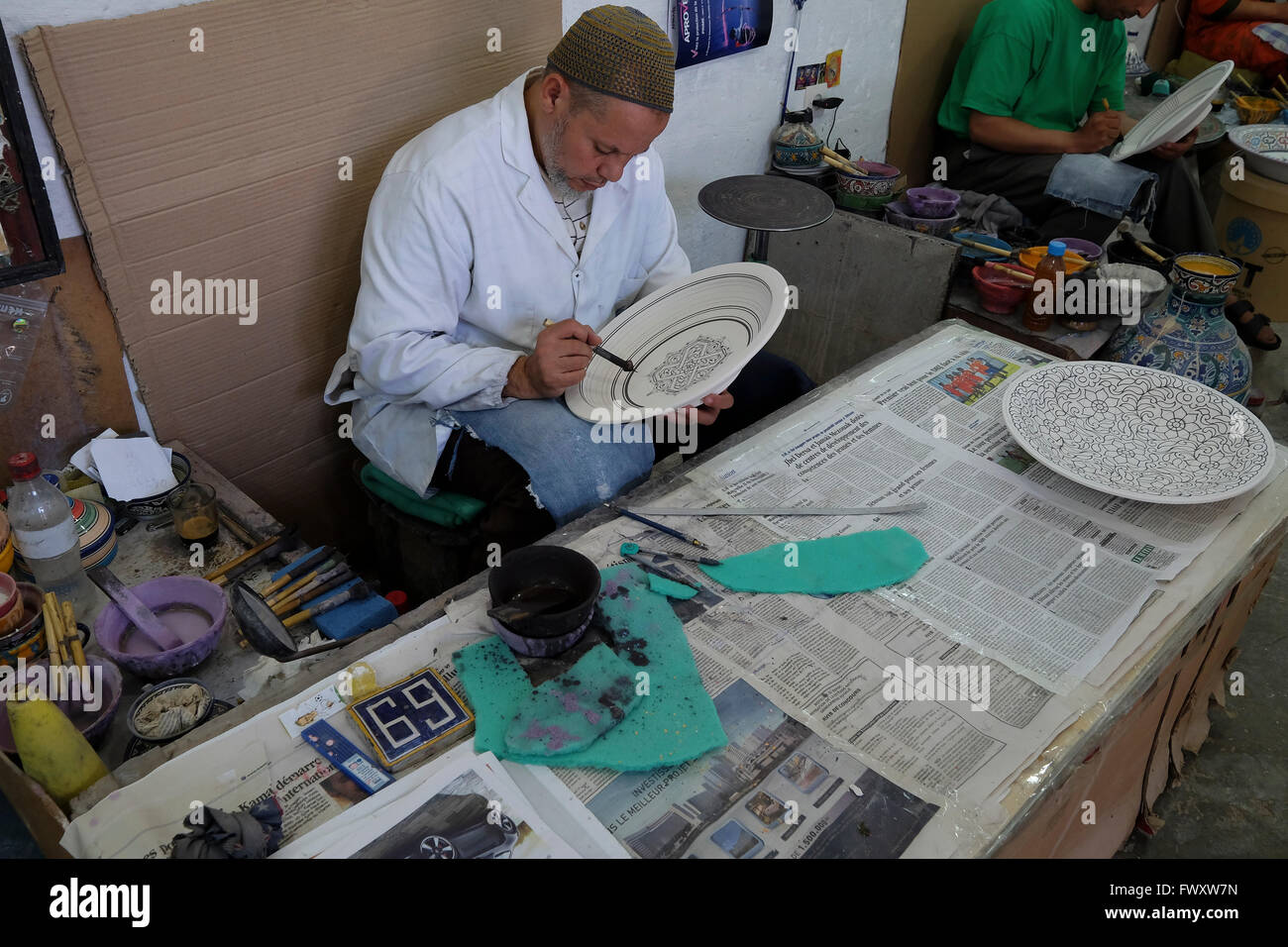 Atelier fait un Tagine. Un pot en terre cuite traditionnels marocains sont vendus dans les marchés à travers le Maroc Banque D'Images