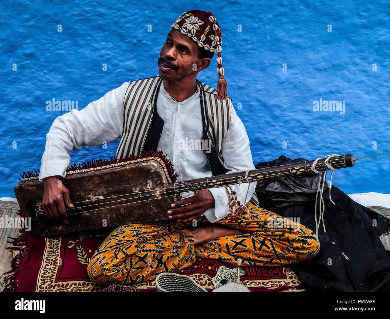 Maroc Chefchaouen, un homme pour travaux manuels de vente dans la rue Banque D'Images
