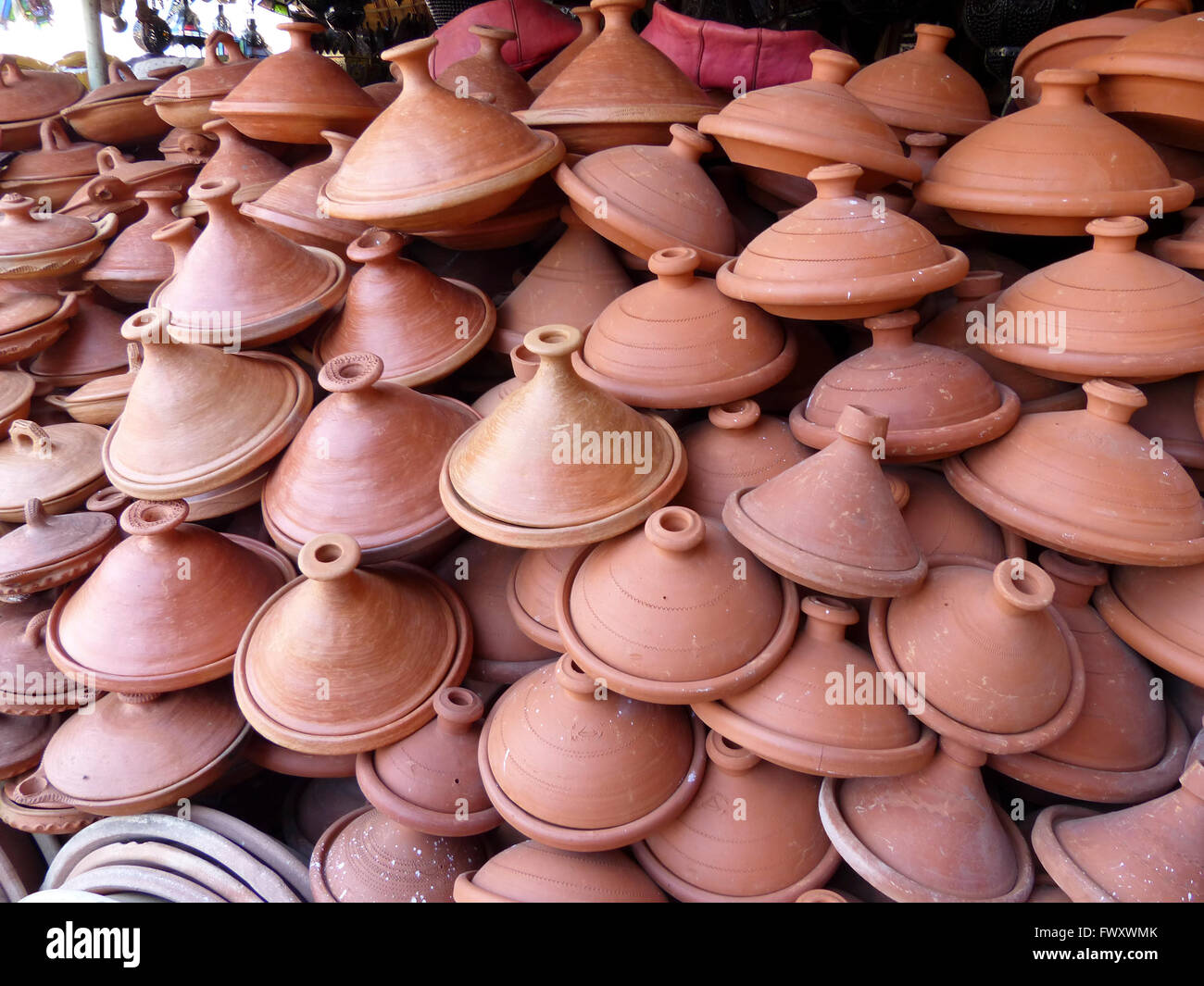 Le tagine marocain traditionnel pot en terre cuite sont vendus dans les