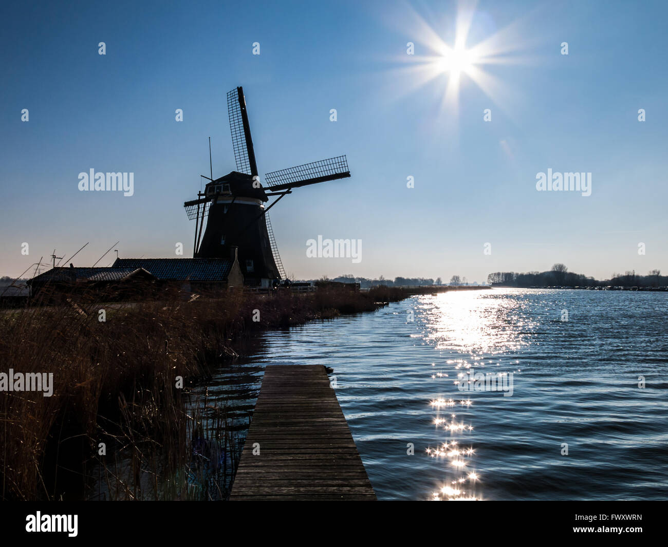 Moulin et la rivière Rotte près de Zevenhuizen dans la province de Hollande du Sud, Pays-Bas Banque D'Images