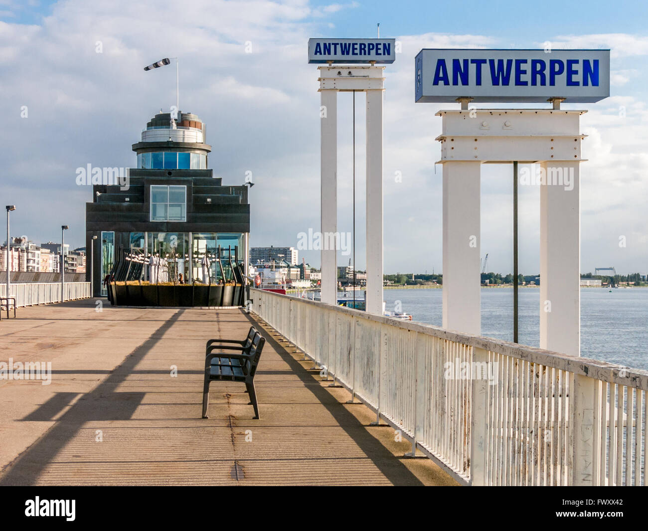 Promenade Steenplein sur quai de l'Escaut à Anvers, Flandre orientale, Belgique Banque D'Images