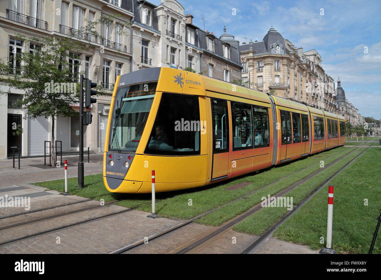 Un tramway de la ville de Reims (exploité par Citura) à Riems (Champagne-Ardenne, France. Banque D'Images