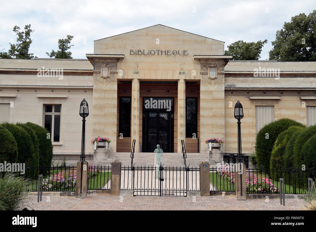 L'entrée principale de la bibliothèque Carnegie (bibliotheque )à Reims, Champagne-Ardenne, France. Banque D'Images
