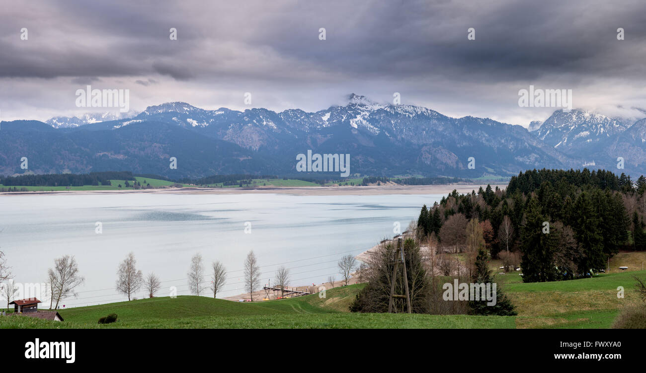Lac Alpsee sous un château de Neuschwanstein Banque D'Images