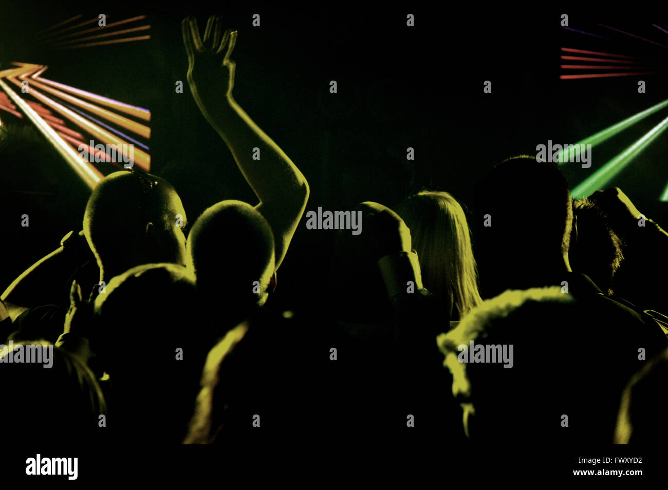 La Finlande, Pirkanmaa, Tampere, silhouettes de personnes dans night club Banque D'Images
