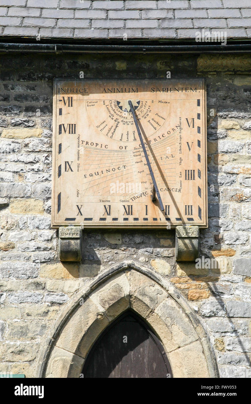 Un cadran solaire construit par William Shaw et datée 1775 à l'église paroissiale de St Lawrence Eyam Derbyshire England UK Banque D'Images Un cadran solaire construit par William Shaw et datée 1775 à l'église paroissiale de St Lawrence Eyam Derbyshire England UK Banque D'Images
