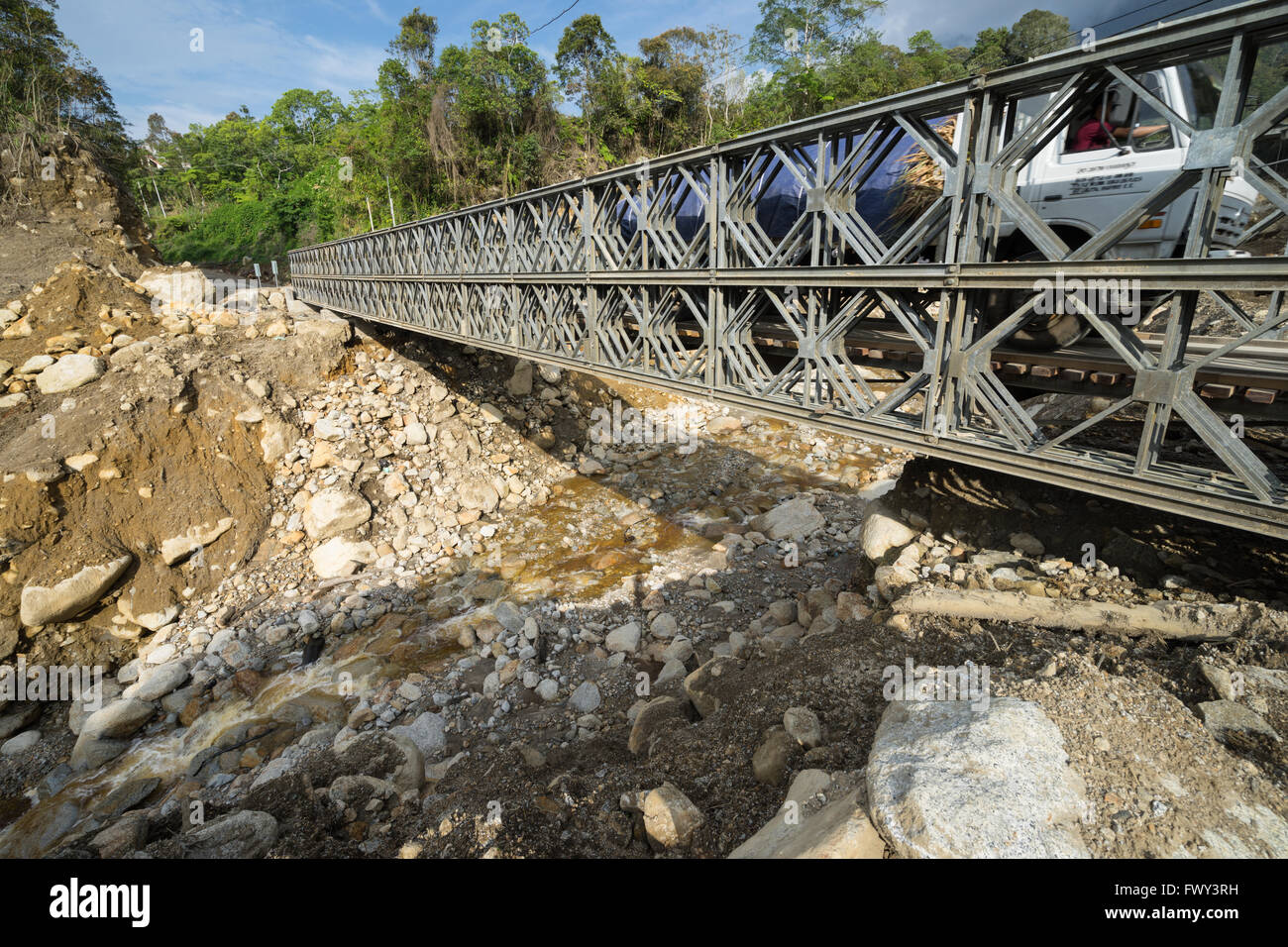 Passage du véhicule au pont d'acier zone rurale de Kundasang, Sabah, Malaisie. Banque D'Images