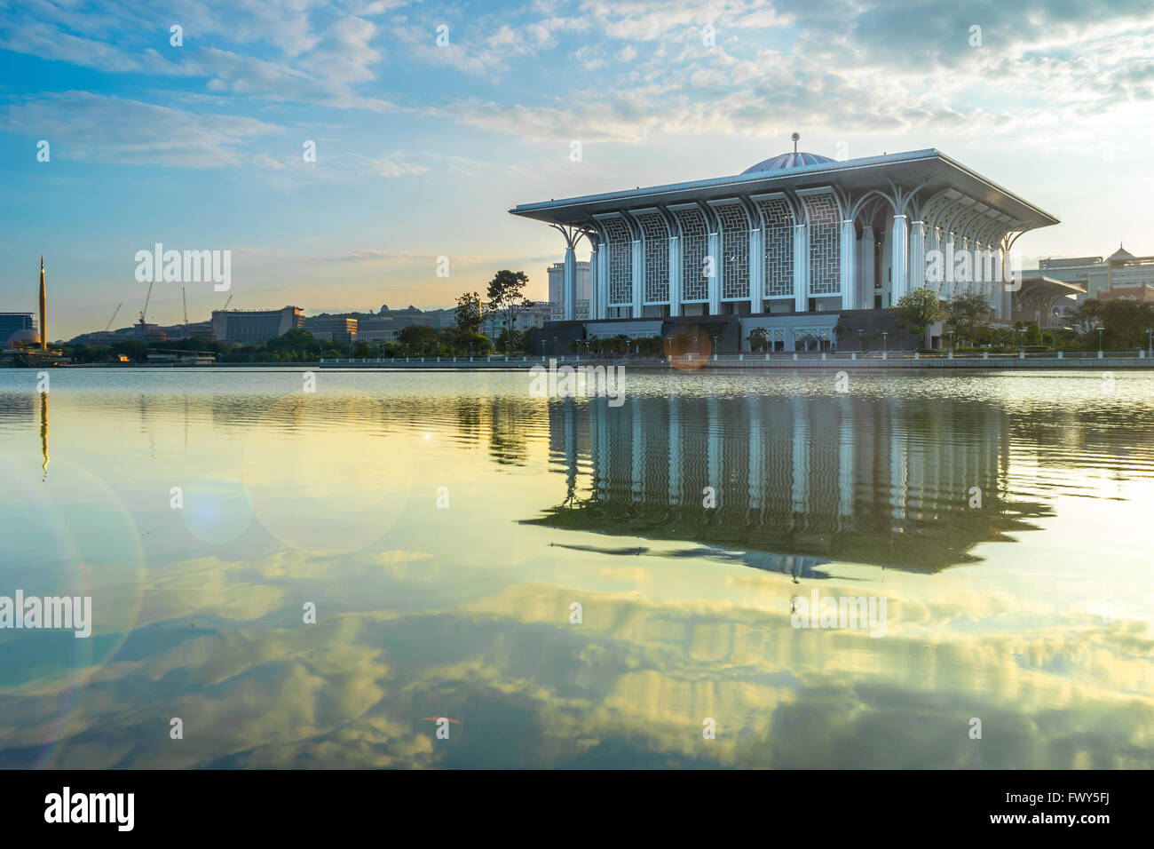 Tuanku Mizan Zainal Abidin masjid pendant le lever du soleil à Putrajaya, Malaisie Banque D'Images