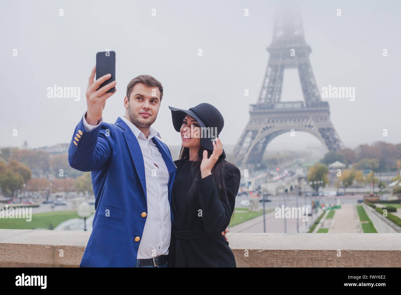 Couple de touristes de prendre des photos avec la Tour Eiffel à Paris, tourisme en Europe, selfies, France Banque D'Images