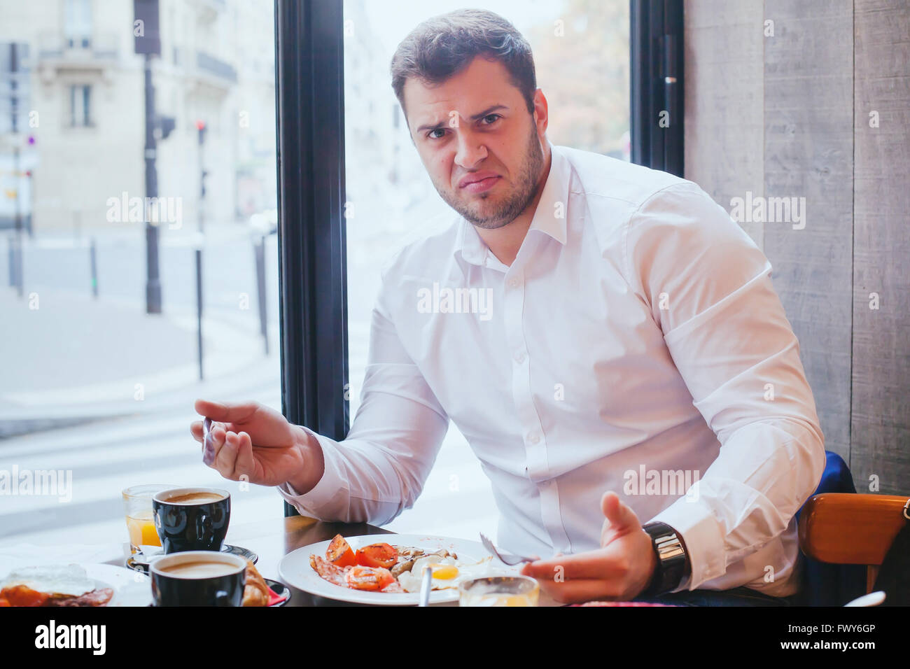 Déplut client en colère en restaurant, l'homme malheureux avec de la nourriture et de mauvais service. Banque D'Images