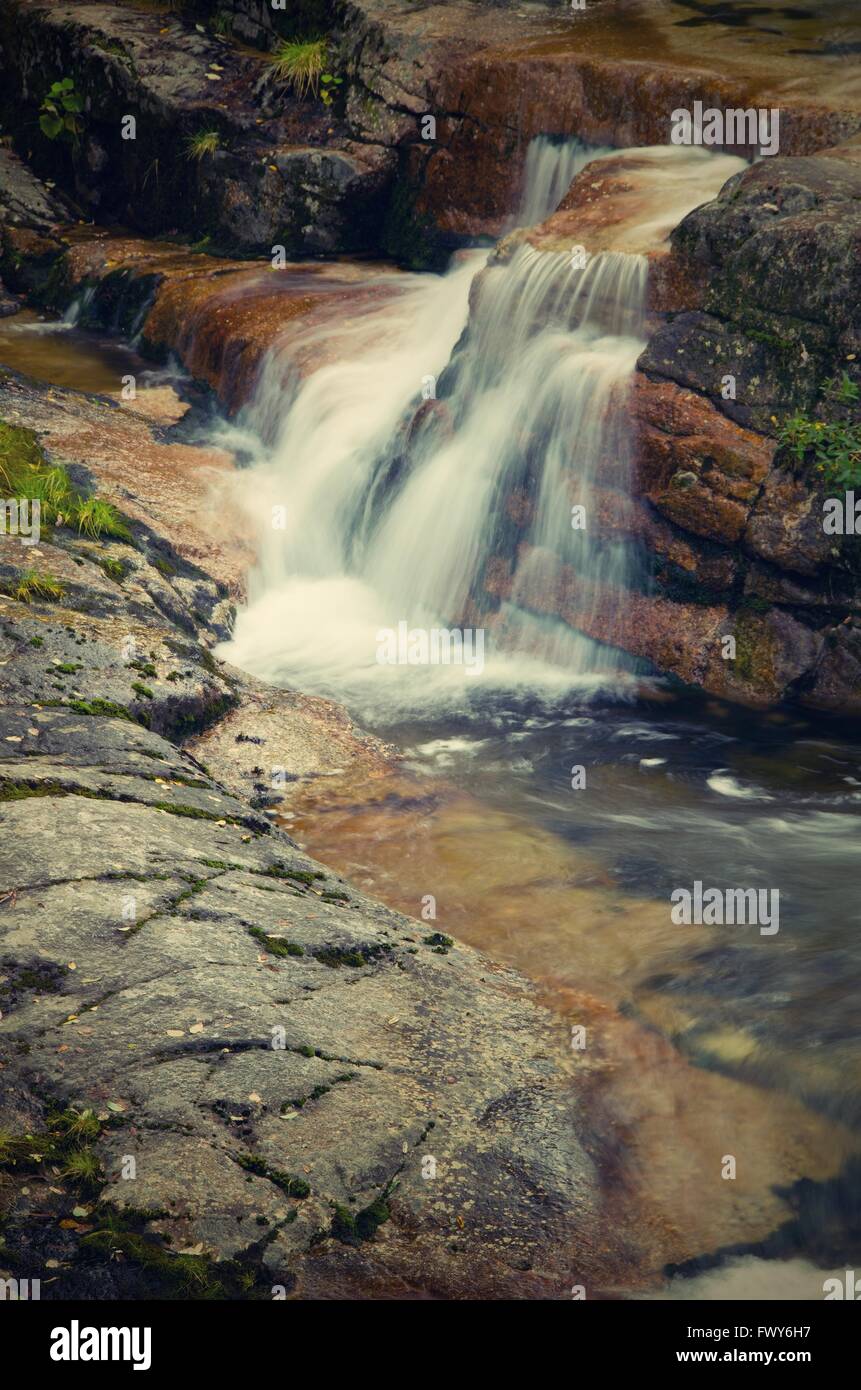 Les roches moussues, cascade de taille moyenne, dans un style rétro Banque D'Images