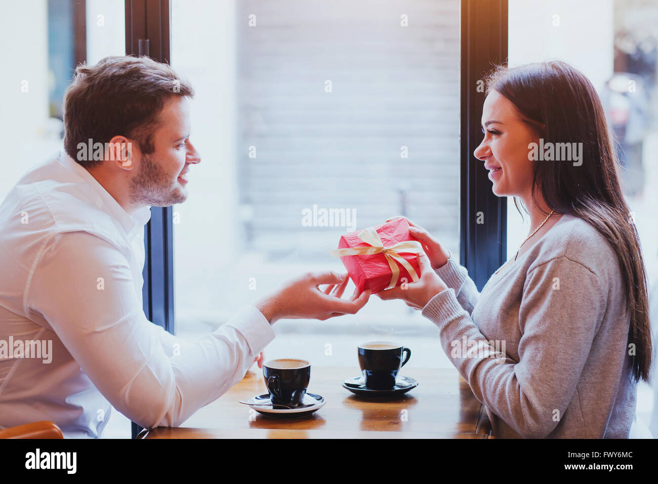 Cadeau pour la Saint-Valentin, un anniversaire, un anniversaire, l'homme et la femme dans un café, couple portrait Banque D'Images