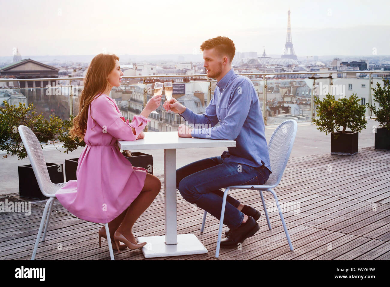 Couple drinking champagne dans le restaurant de luxe à Paris avec vue panoramique sur la Tour Eiffel Banque D'Images