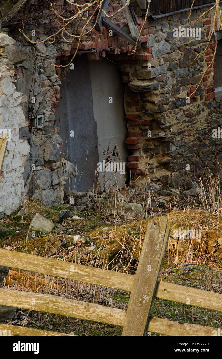 Non cultivés abandonnés derrière tree hut et clôture Banque D'Images
