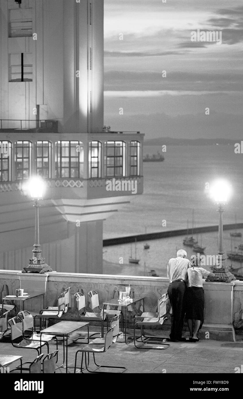 Vieux couple à côté de l'Elevador Lacerda (ascenseur de Lacerda) regardant Baia de Todos os Santos (tous les saints Bay), Salvador, Bahia, Brésil Banque D'Images