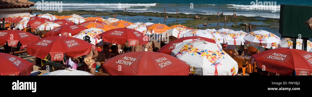 Petit déjeuner de sombreros sur la plage de Farol da Barra, un jour d'été, Salvador, Bahia, Brésil Banque D'Images