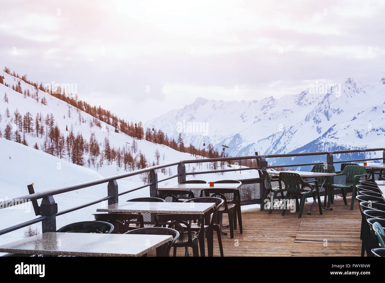 Restaurant avec vue sur mer et montagnes, un toit-terrasse de café sur la station de ski Banque D'Images