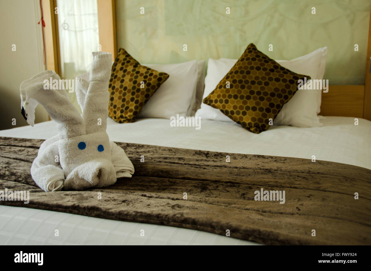 Blanc Marron chambre avec peluche blanc sur le couvre-lit marron. Banque D'Images