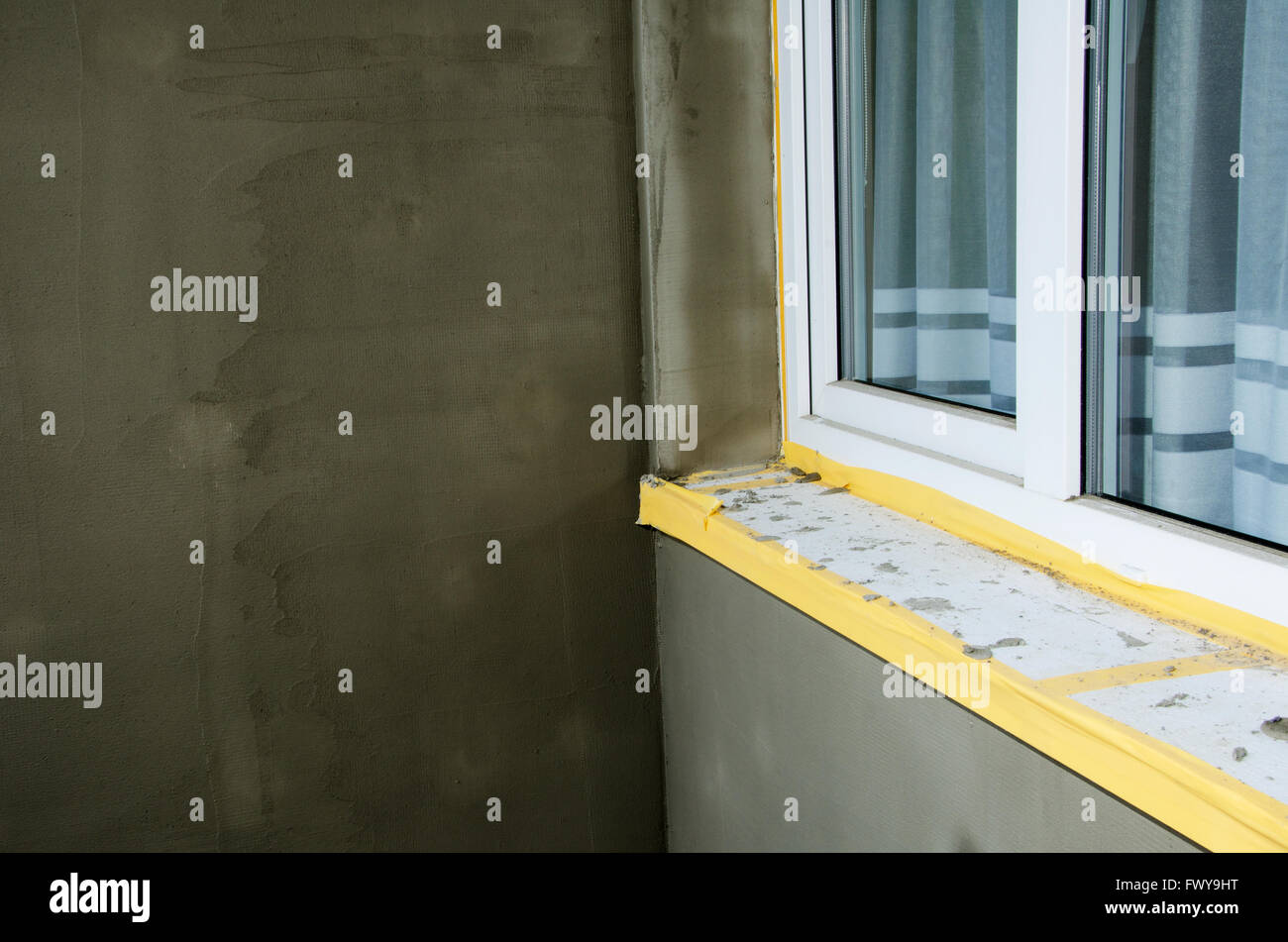La réparation de semi-finis de balcon, plâtre gris et blanc sale fenêtre. Banque D'Images