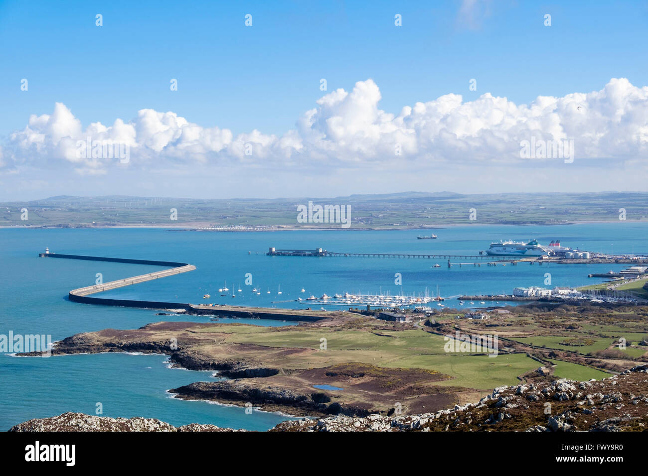 Vue depuis la montagne à Holyhead Holyhead port protégé par des brise-lames plus longue au Royaume-Uni à 1,7 milles. L'île de Anglesey Pays de Galles Royaume Uni Saint Banque D'Images