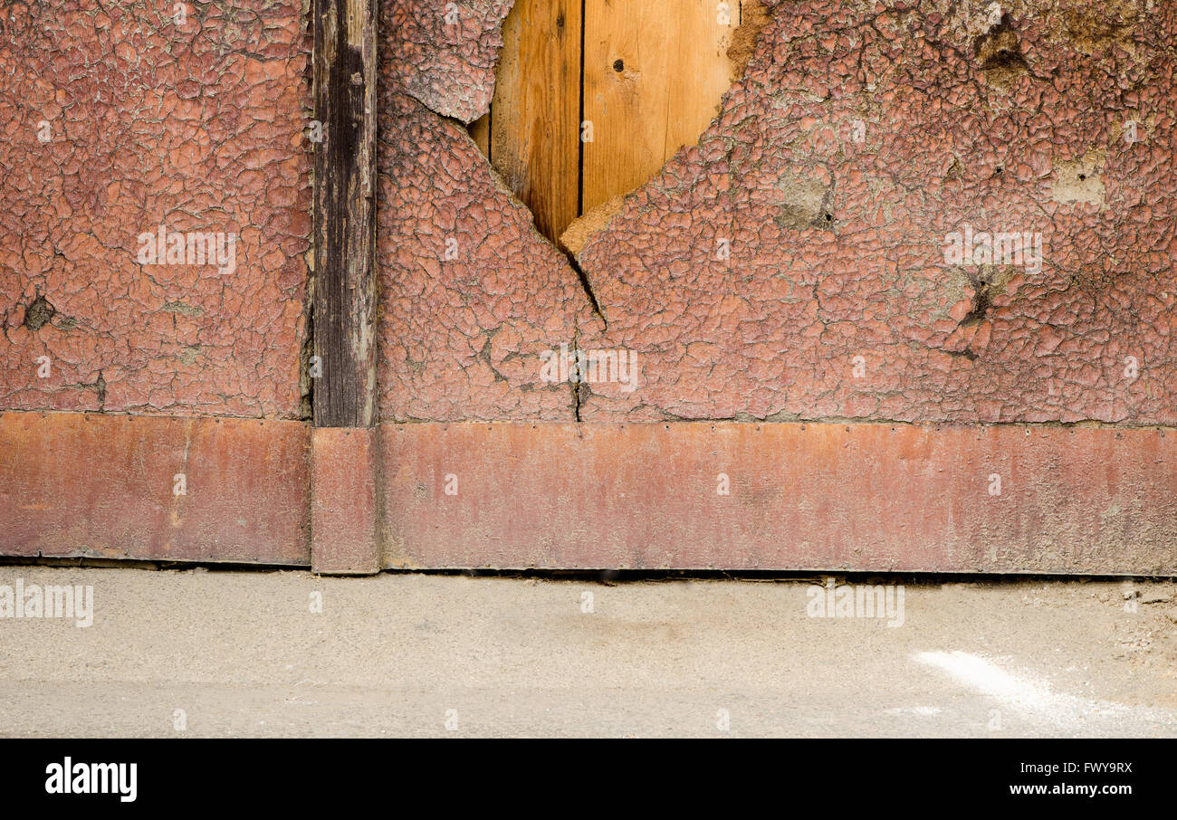 Vieux chappy surface des portes en bois peint. Banque D'Images