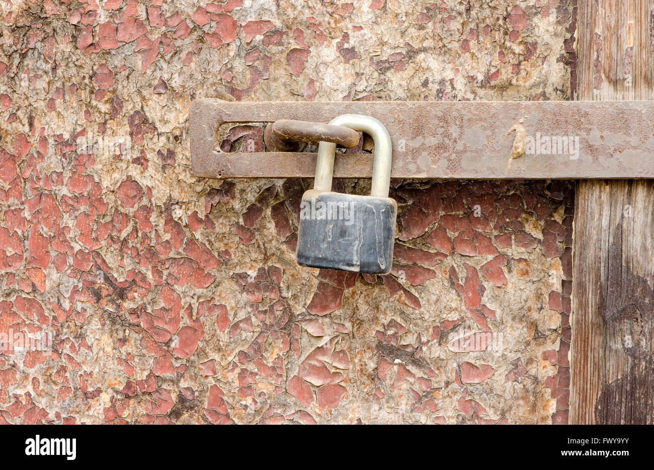 Ancien cadenas rouillés endommagés sur les portes en bois surface. Banque D'Images