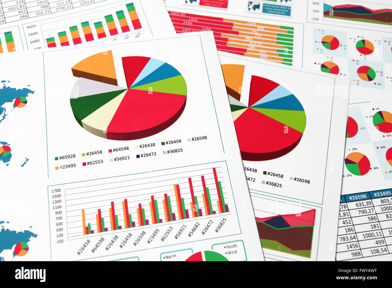 Les cartes papier imprimé financières, graphiques et diagrammes Banque D'Images