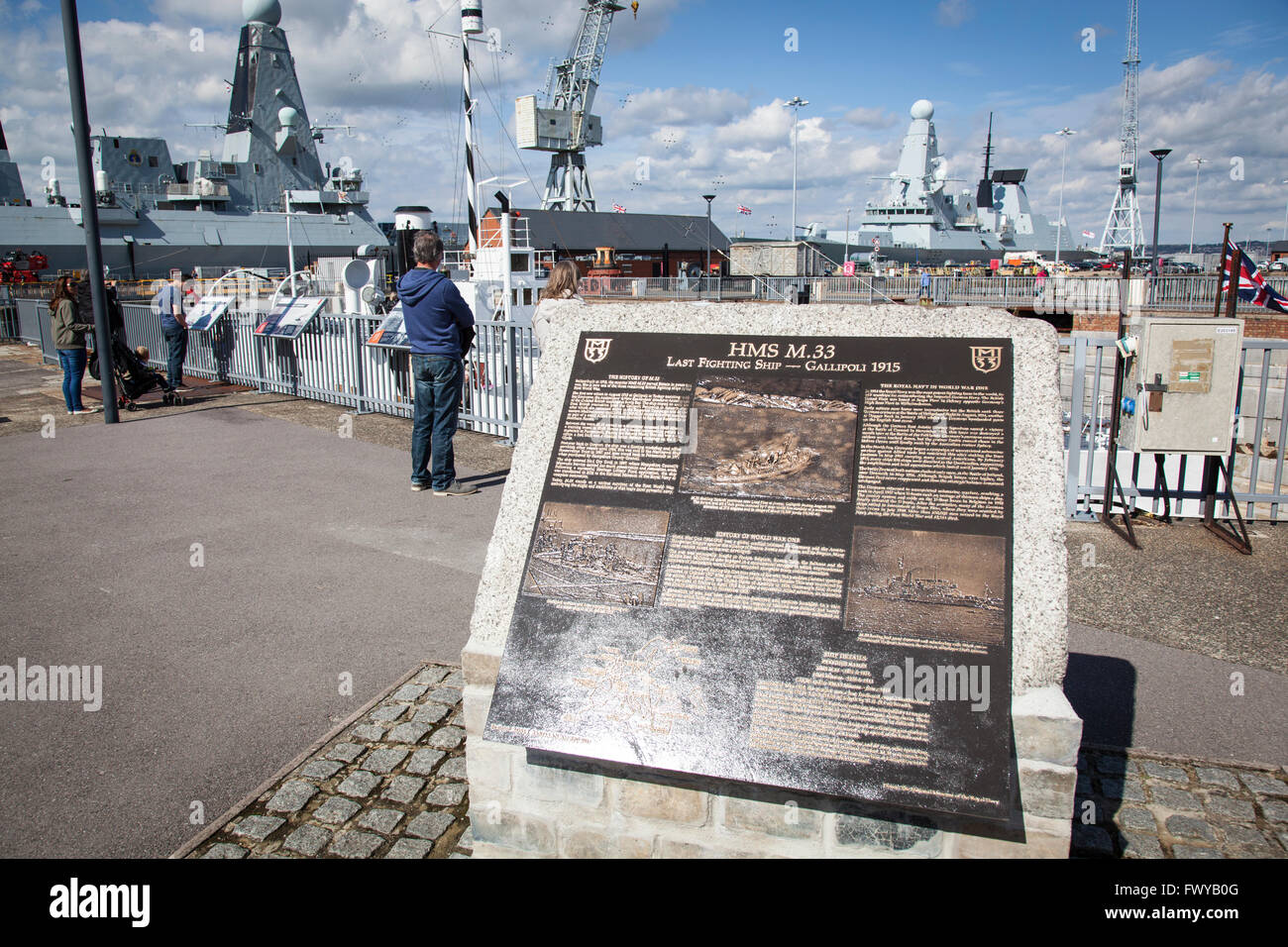 Sur l'histoire de la plaque le HMS M33, la M29-moniteur de classe de la Marine royale construit en 1915. Banque D'Images