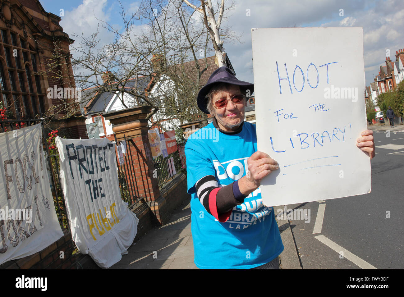 Huée pour la bibliothèque ! Militants contre la fermeture par le Conseil de Lambeth de la Bibliothèque Carnegie à Herne Hill, dans le sud de Londres. Banque D'Images
